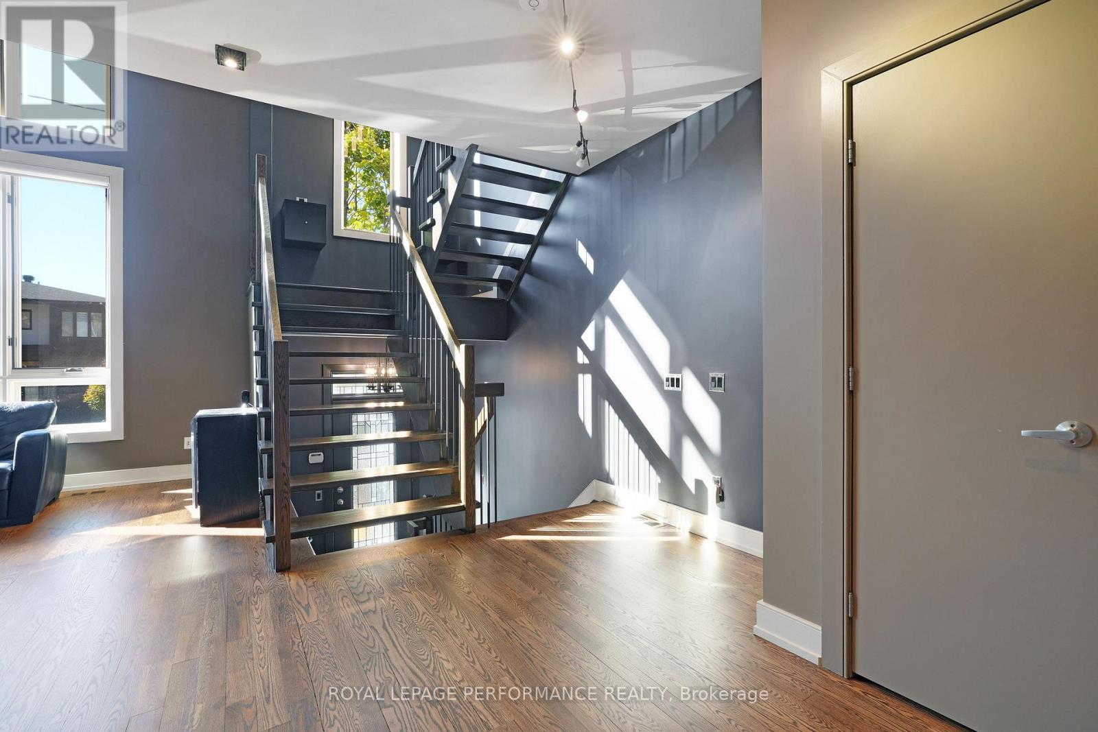 












805 KINGSMERE AVENUE

,
Ottawa,




Ontario
K2A3J8

