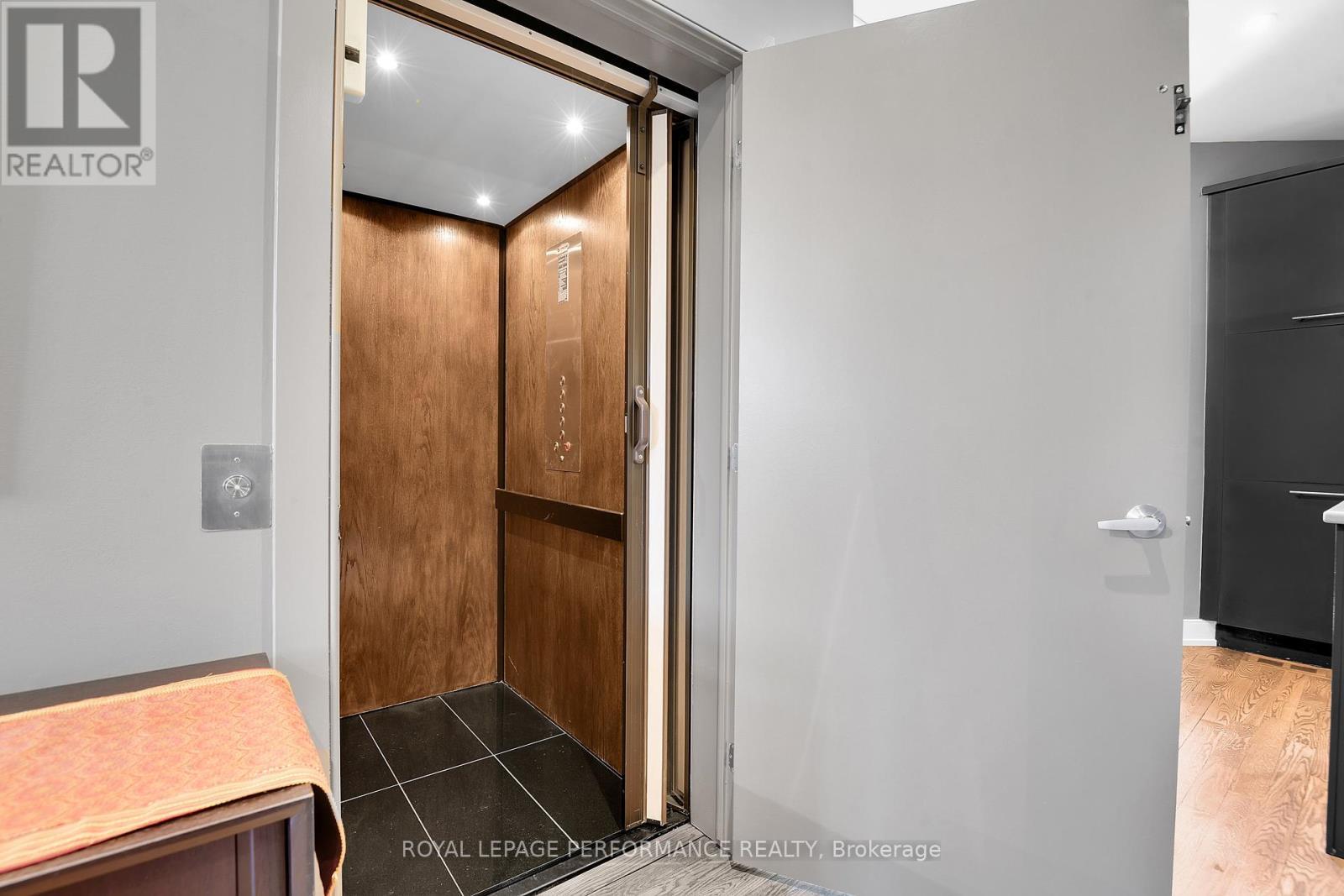 












805 KINGSMERE AVENUE

,
Ottawa,




Ontario
K2A3J8

