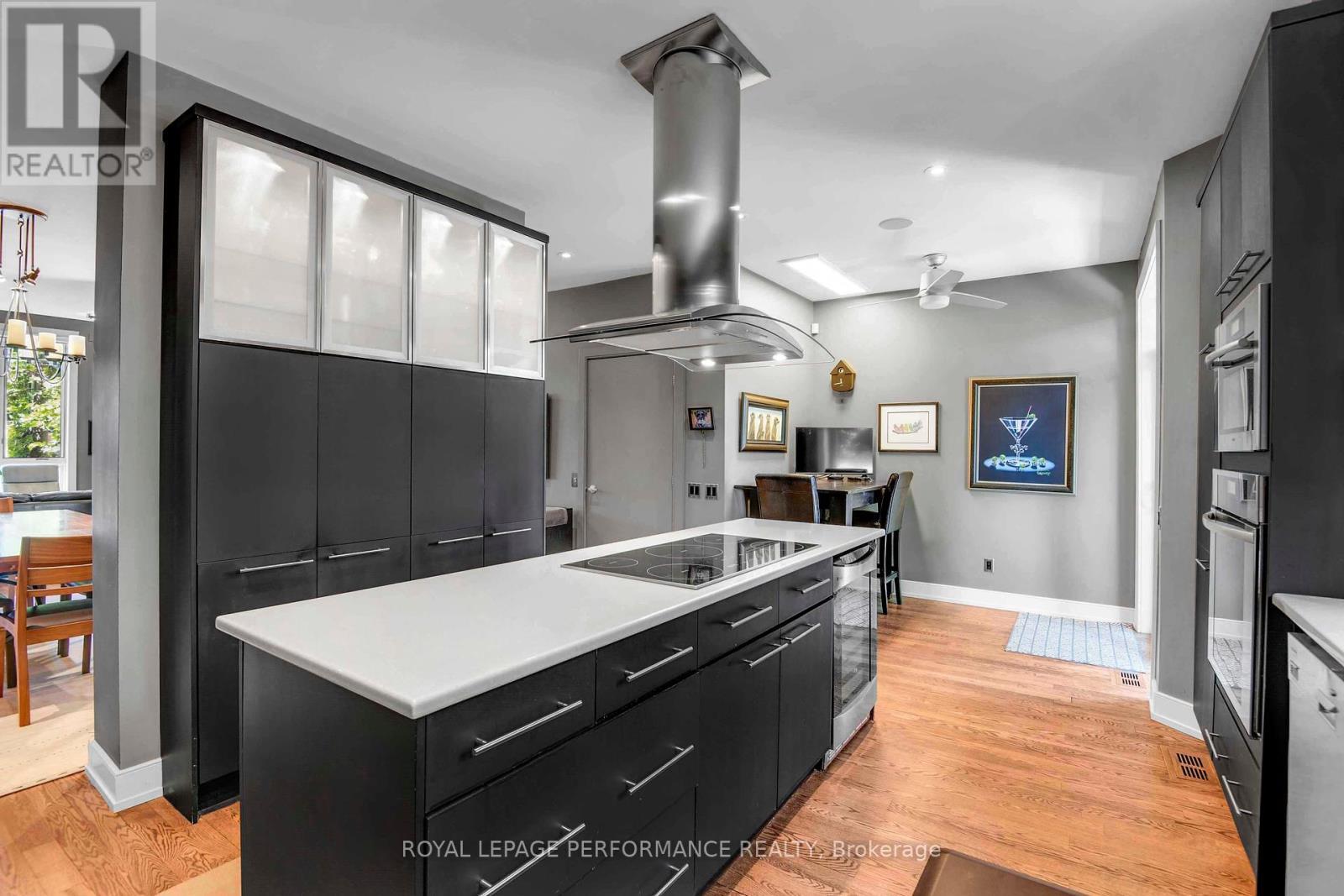 












805 KINGSMERE AVENUE

,
Ottawa,




Ontario
K2A3J8

