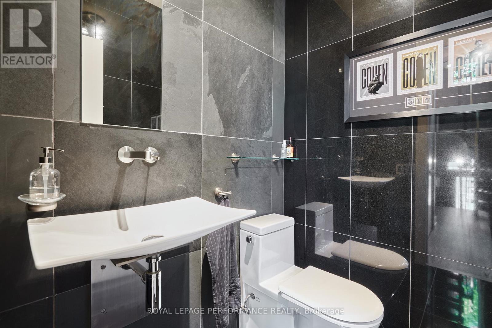 












805 KINGSMERE AVENUE

,
Ottawa,




Ontario
K2A3J8

