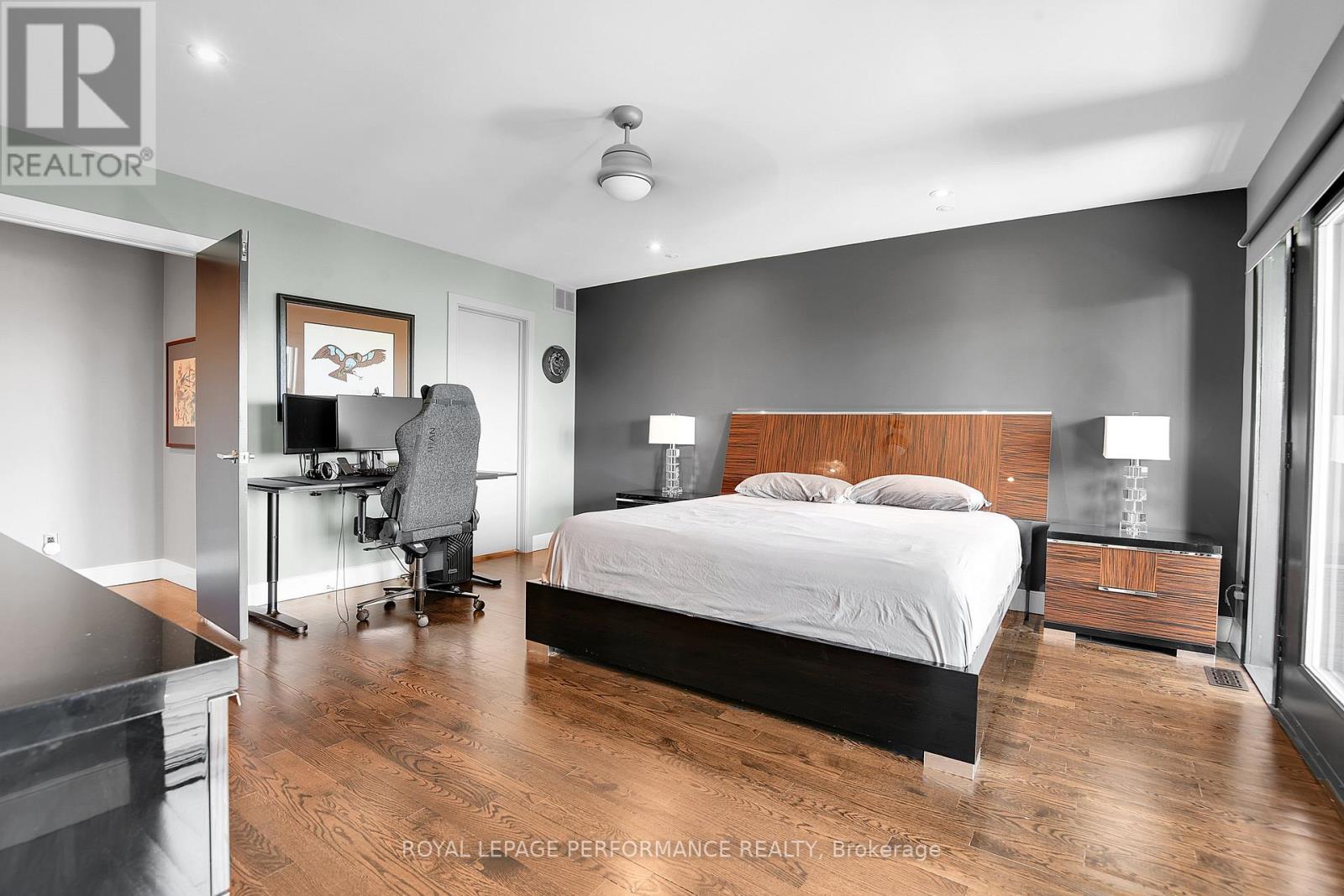 












805 KINGSMERE AVENUE

,
Ottawa,




Ontario
K2A3J8

