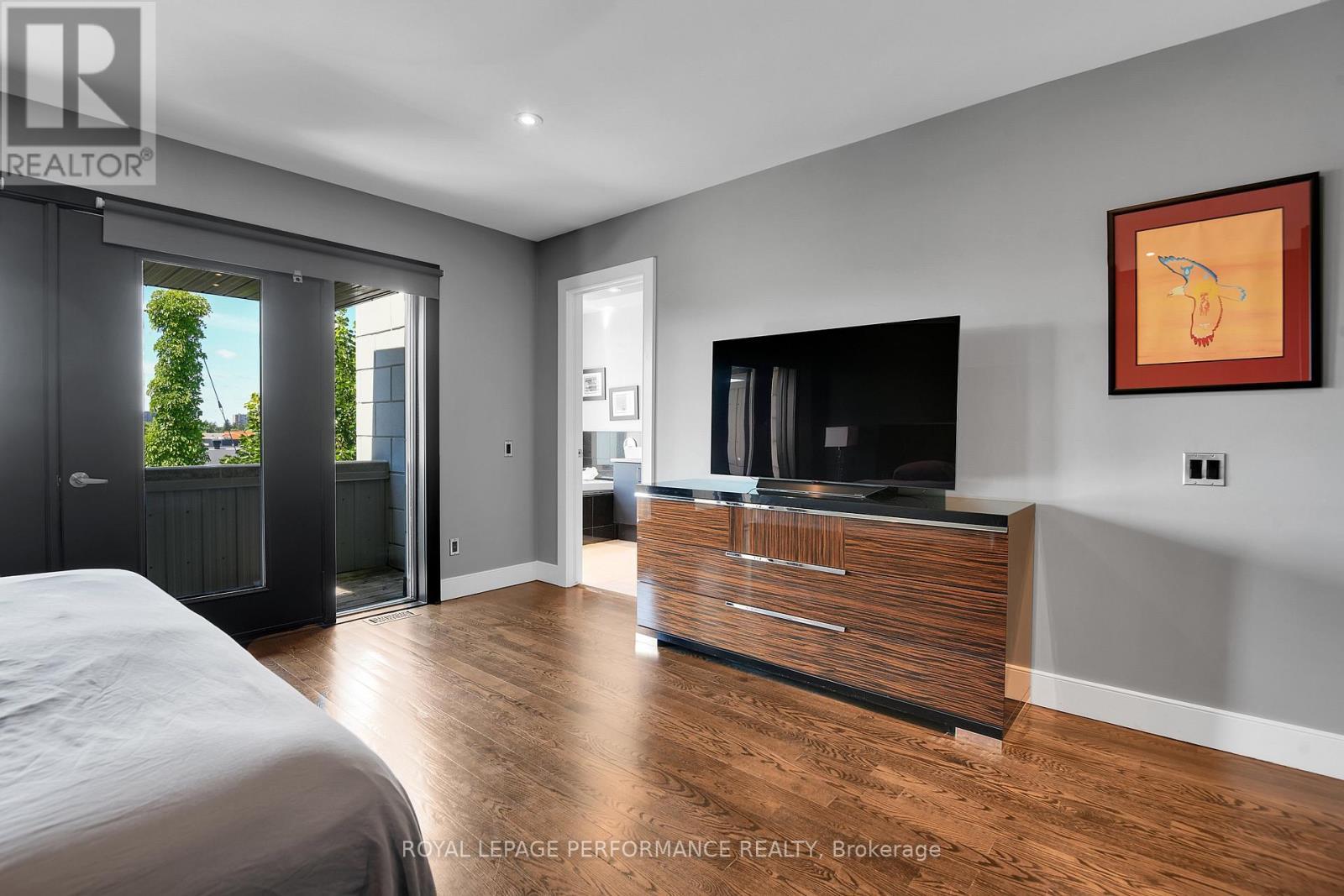 












805 KINGSMERE AVENUE

,
Ottawa,




Ontario
K2A3J8

