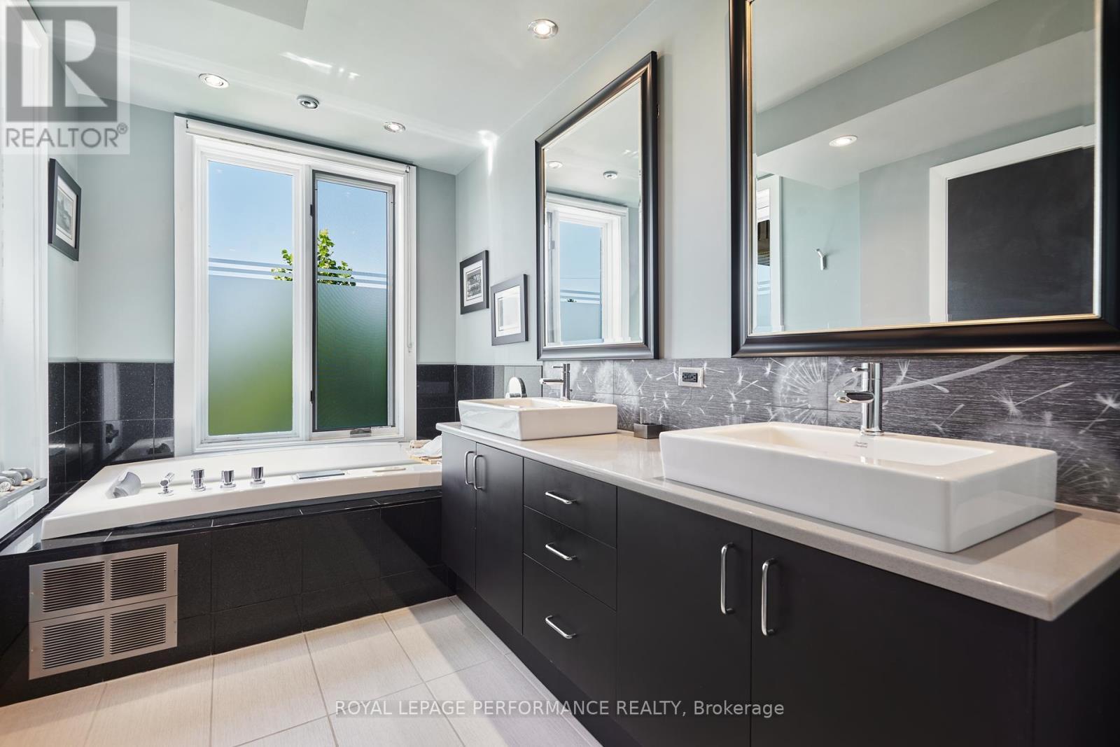 












805 KINGSMERE AVENUE

,
Ottawa,




Ontario
K2A3J8

