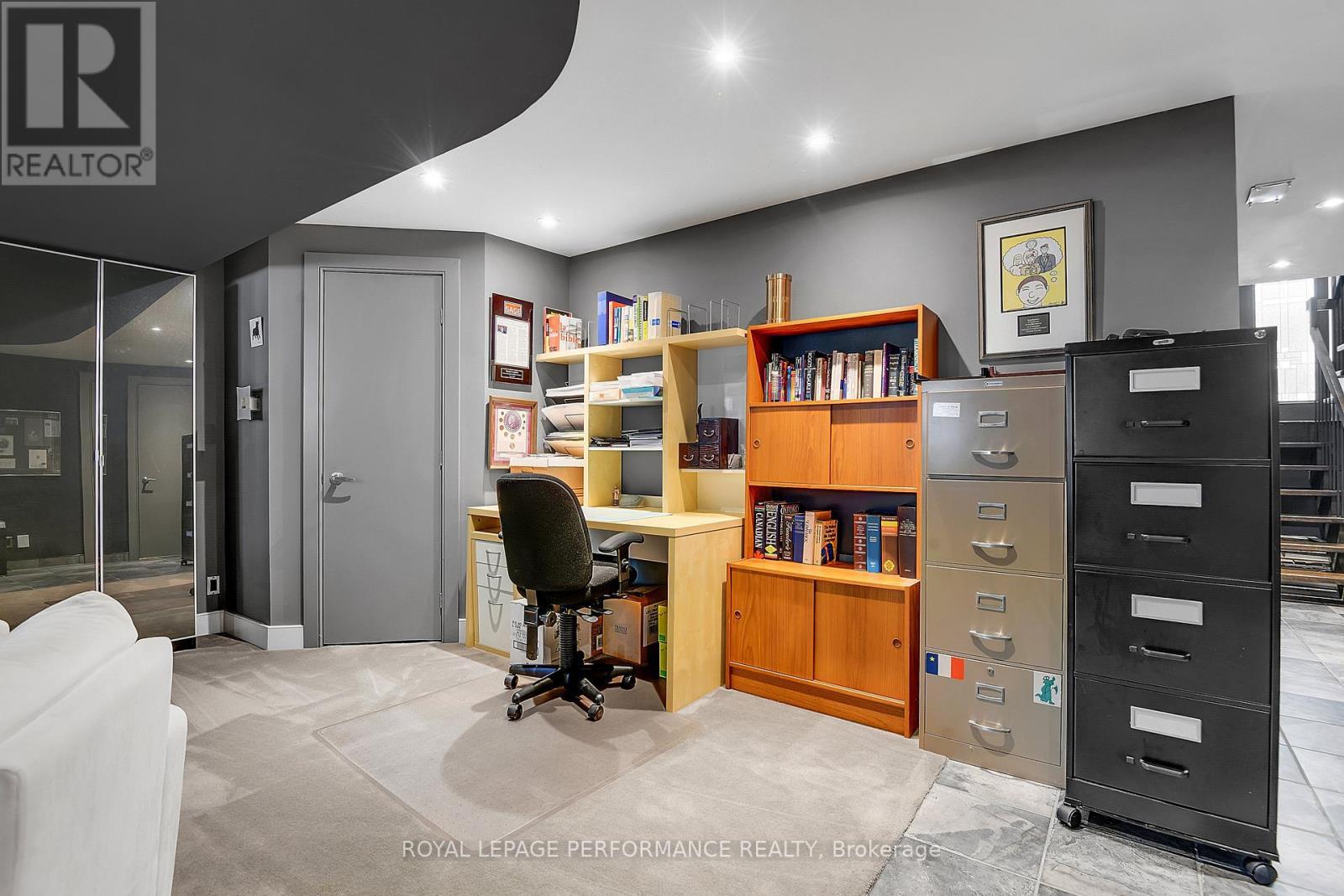 












805 KINGSMERE AVENUE

,
Ottawa,




Ontario
K2A3J8

