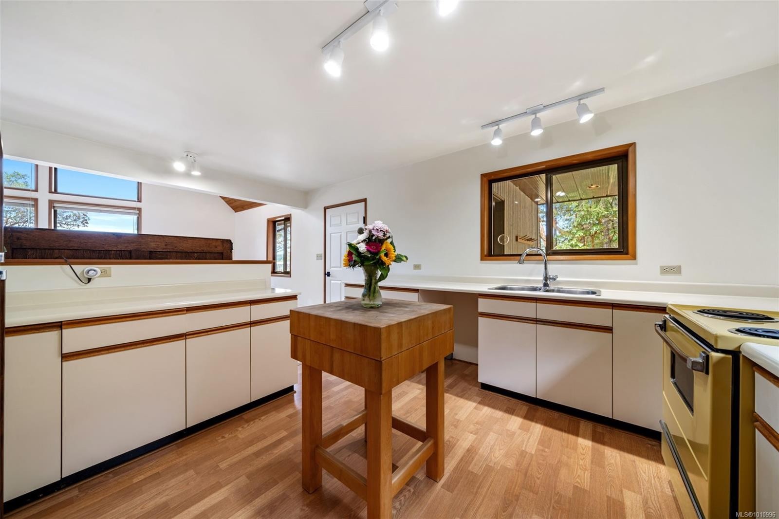









1618


Davies

Rd,
Highlands,




BC
V9B 6E8

