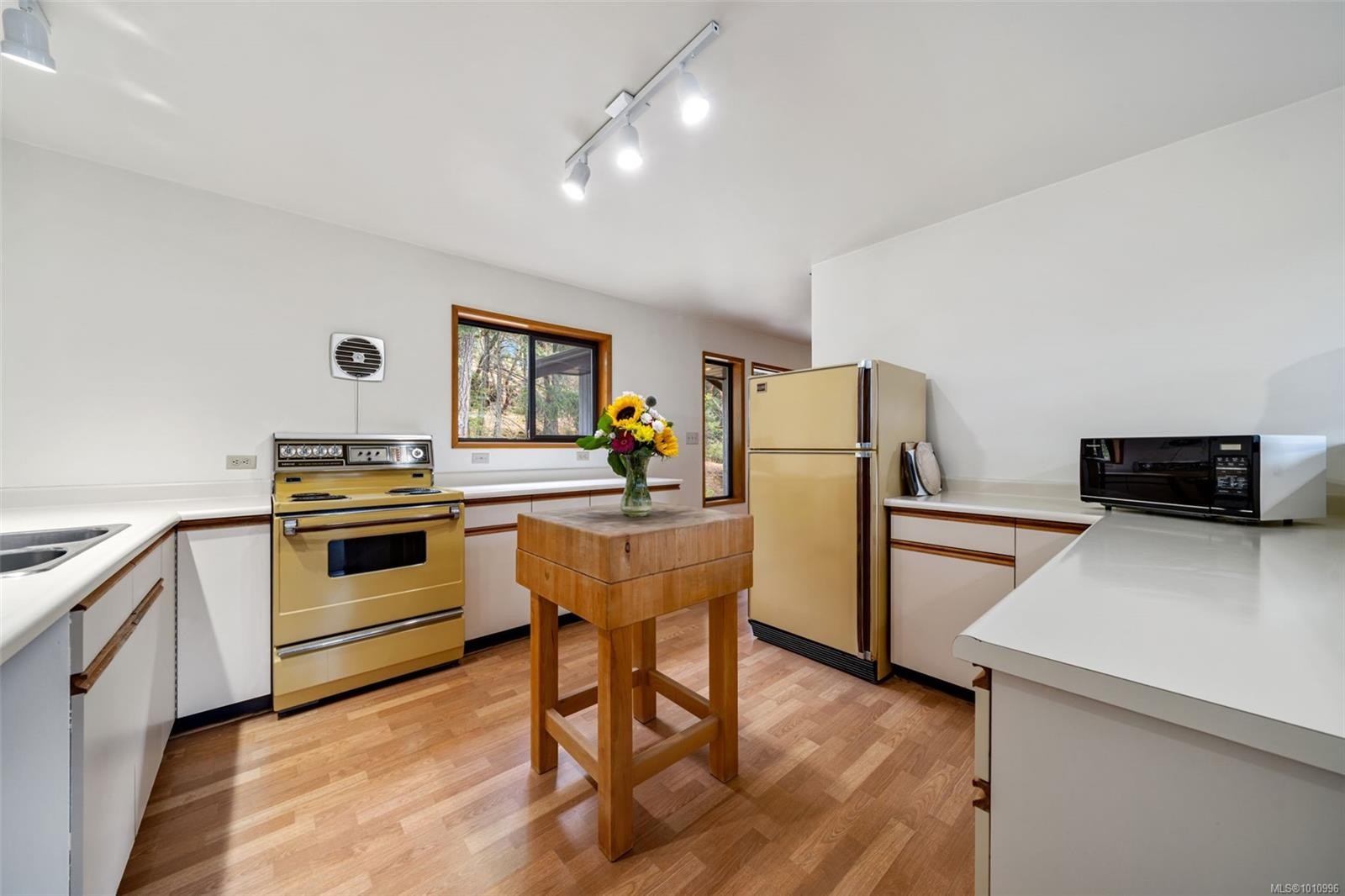 









1618


Davies

Rd,
Highlands,




BC
V9B 6E8

