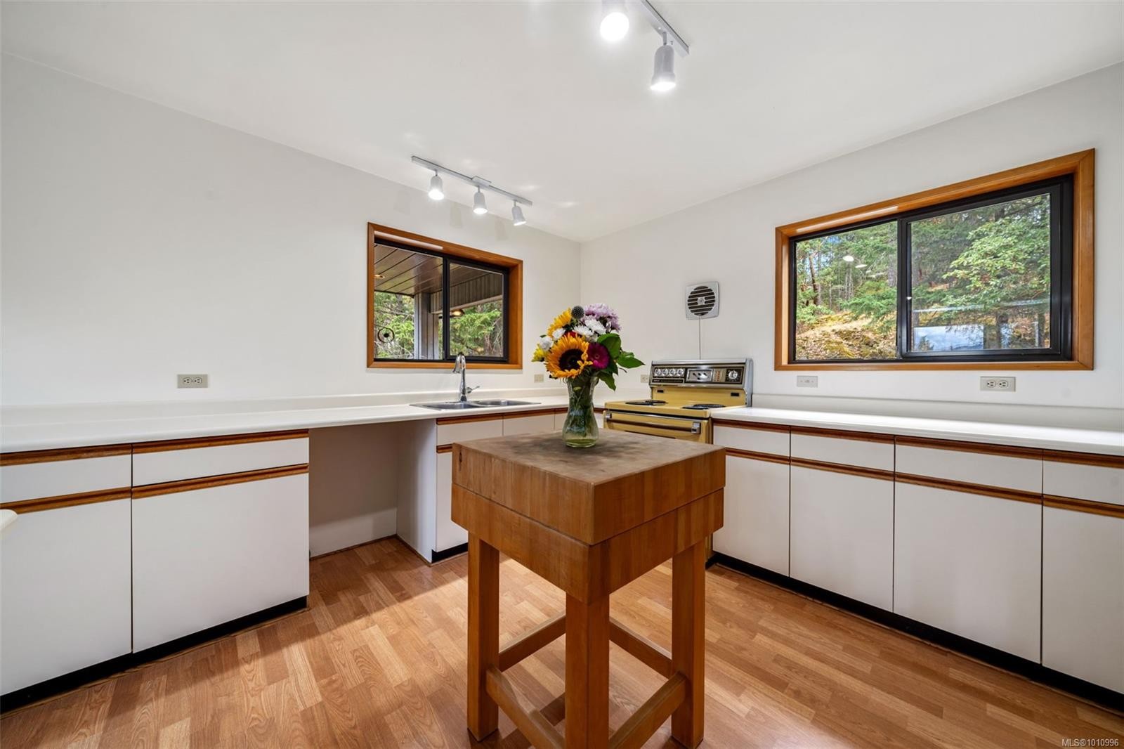 









1618


Davies

Rd,
Highlands,




BC
V9B 6E8

