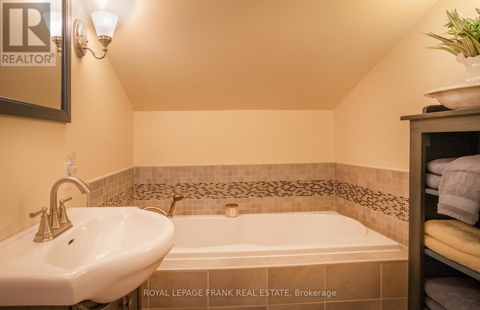 












1188 CRAGG ROAD

,
Scugog,




Ontario
L0C1B0

