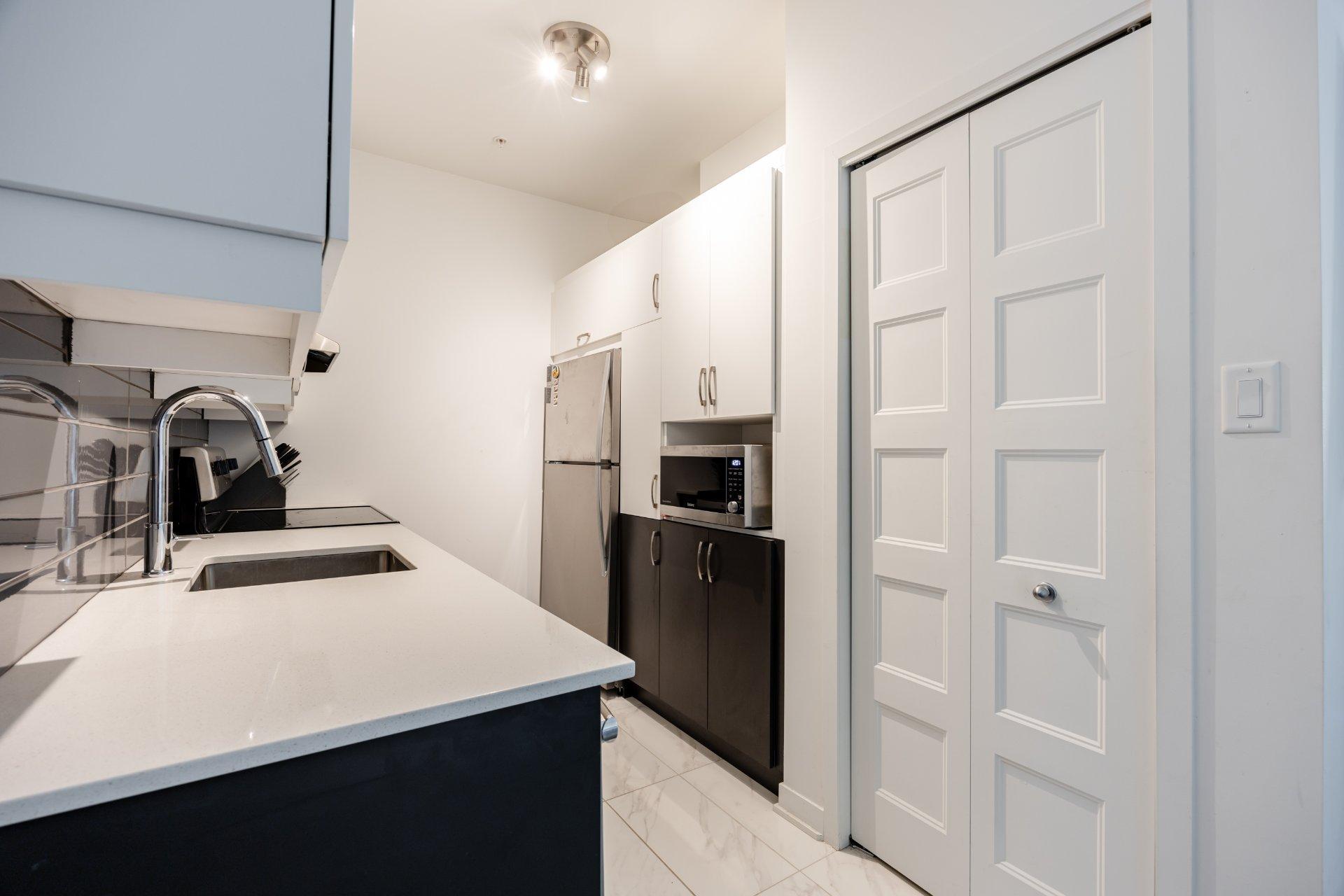 









9175


Rue Lennon

, 109,
Brossard,




QC
J4Y0S3

