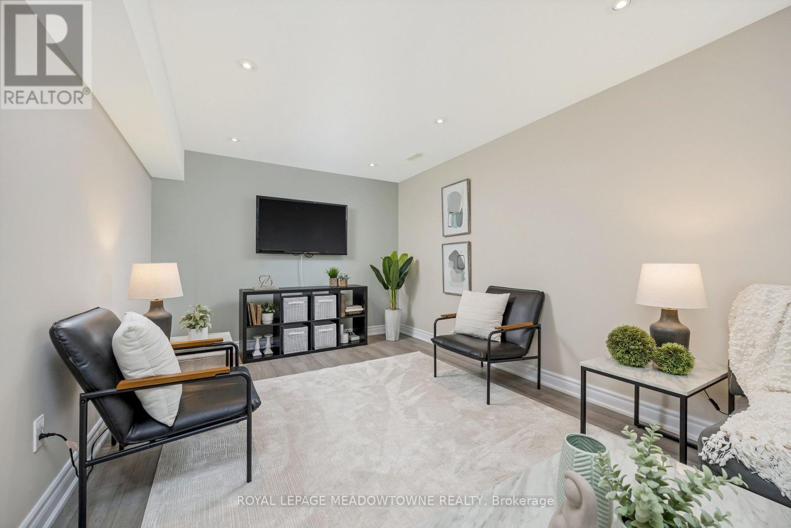 












324 SEVERN DRIVE

,
Guelph,




Ontario
N1E0E9

