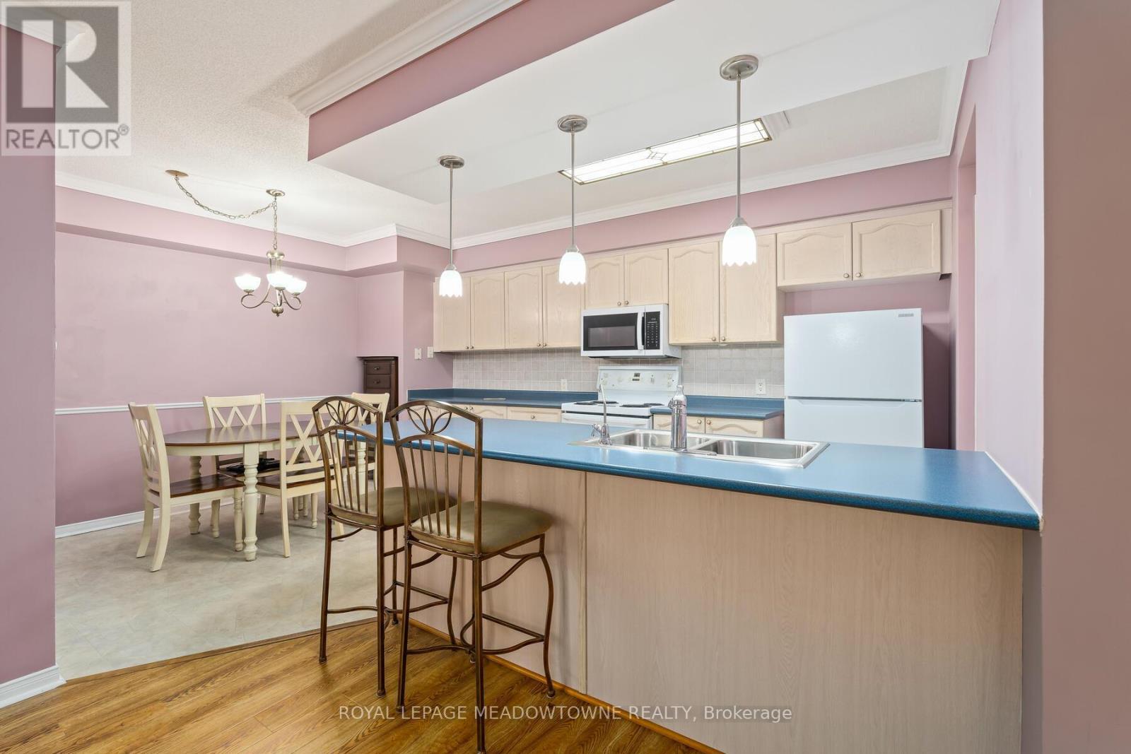 












104 - 24 CHAPEL STREET

,
Halton Hills,




Ontario
L7G6A7

