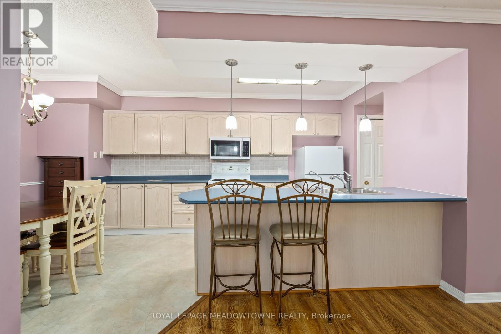 












104 - 24 CHAPEL STREET

,
Halton Hills,




Ontario
L7G6A7

