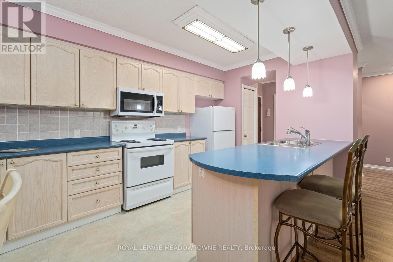 












104 - 24 CHAPEL STREET

,
Halton Hills,




Ontario
L7G6A7

