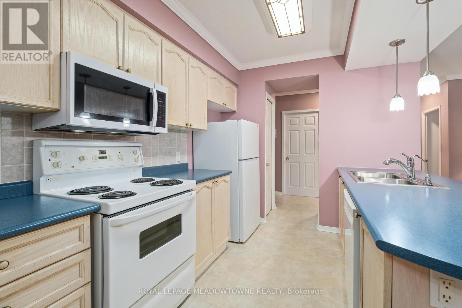 












104 - 24 CHAPEL STREET

,
Halton Hills,




Ontario
L7G6A7

