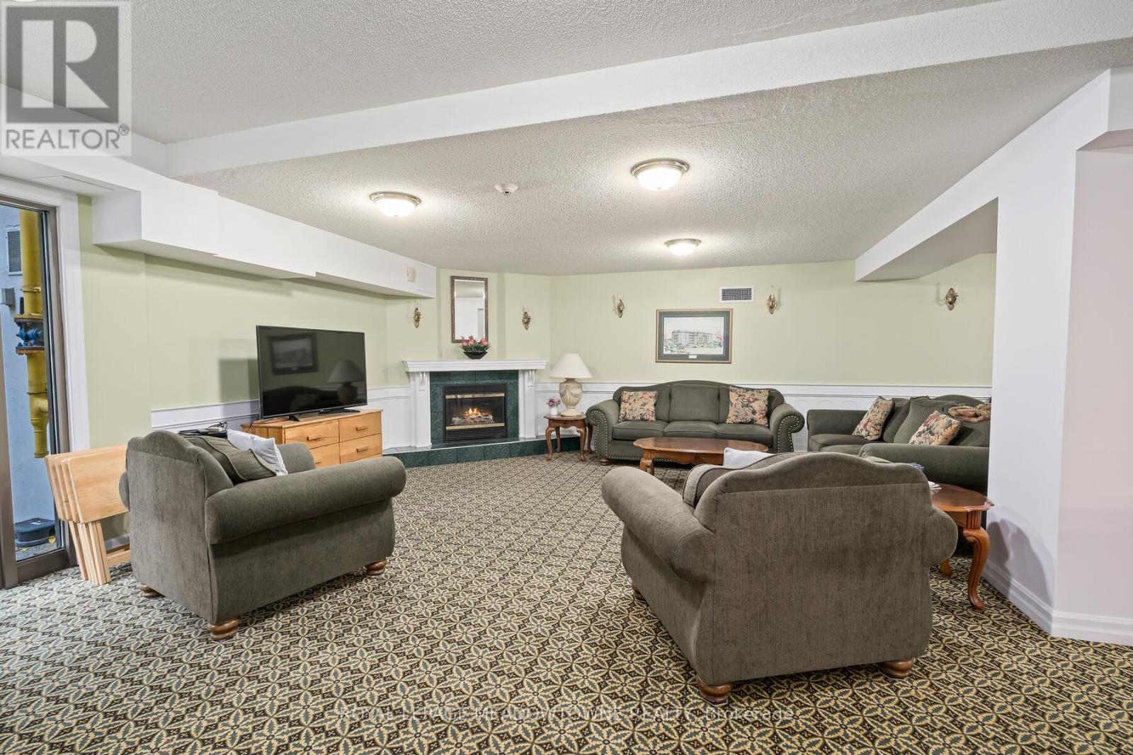 












104 - 24 CHAPEL STREET

,
Halton Hills,




Ontario
L7G6A7


