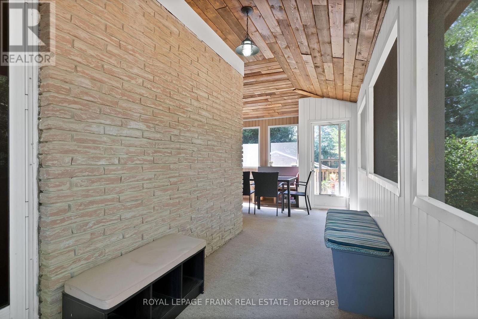 












68 BROOK CRESCENT

,
Georgina (Pefferlaw),




Ontario
L0E1N0

