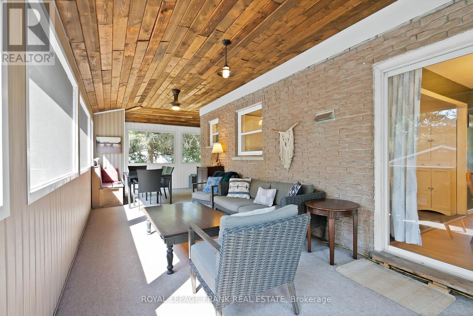 












68 BROOK CRESCENT

,
Georgina (Pefferlaw),




Ontario
L0E1N0

