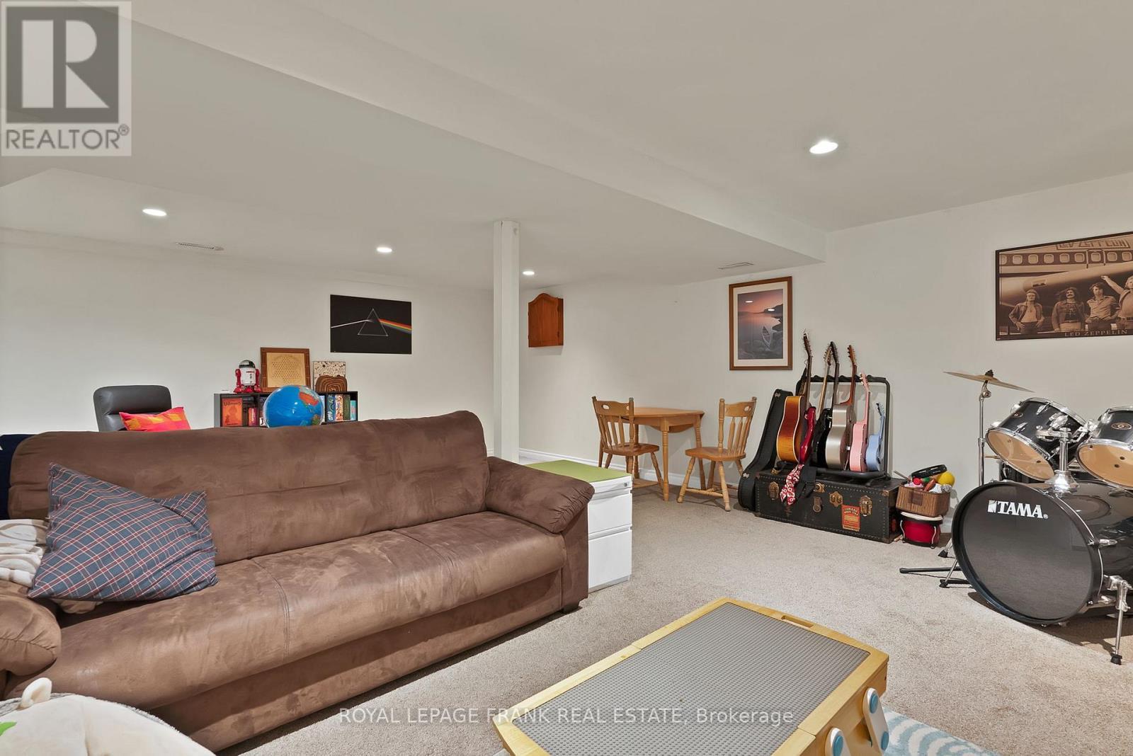 












68 BROOK CRESCENT

,
Georgina (Pefferlaw),




Ontario
L0E1N0

