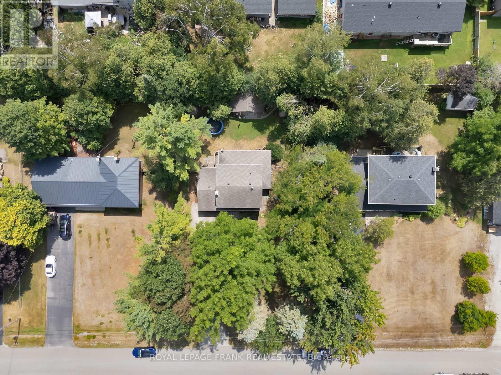 












68 BROOK CRESCENT

,
Georgina (Pefferlaw),




Ontario
L0E1N0

