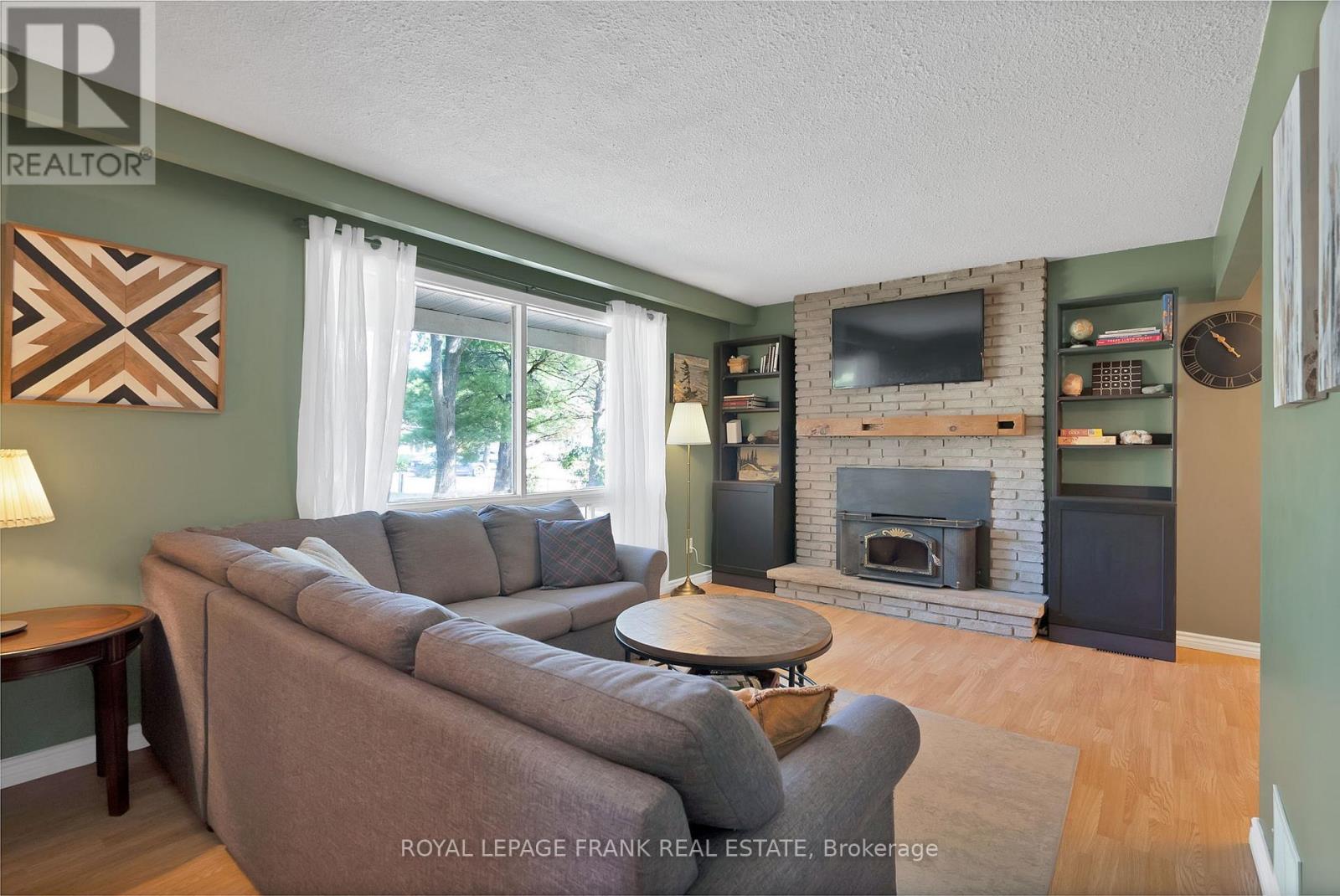 












68 BROOK CRESCENT

,
Georgina (Pefferlaw),




Ontario
L0E1N0

