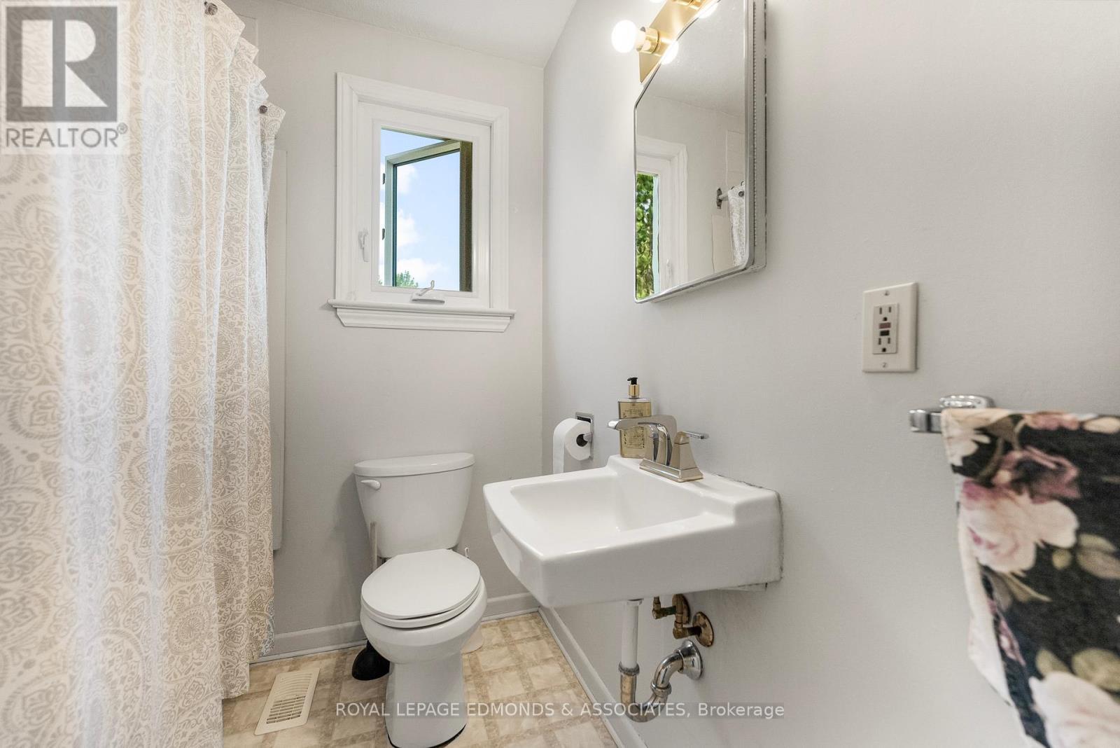 












56 HENRY STREET

,
Killaloe, Hagarty and Richards,




Ontario
K0J2A0

