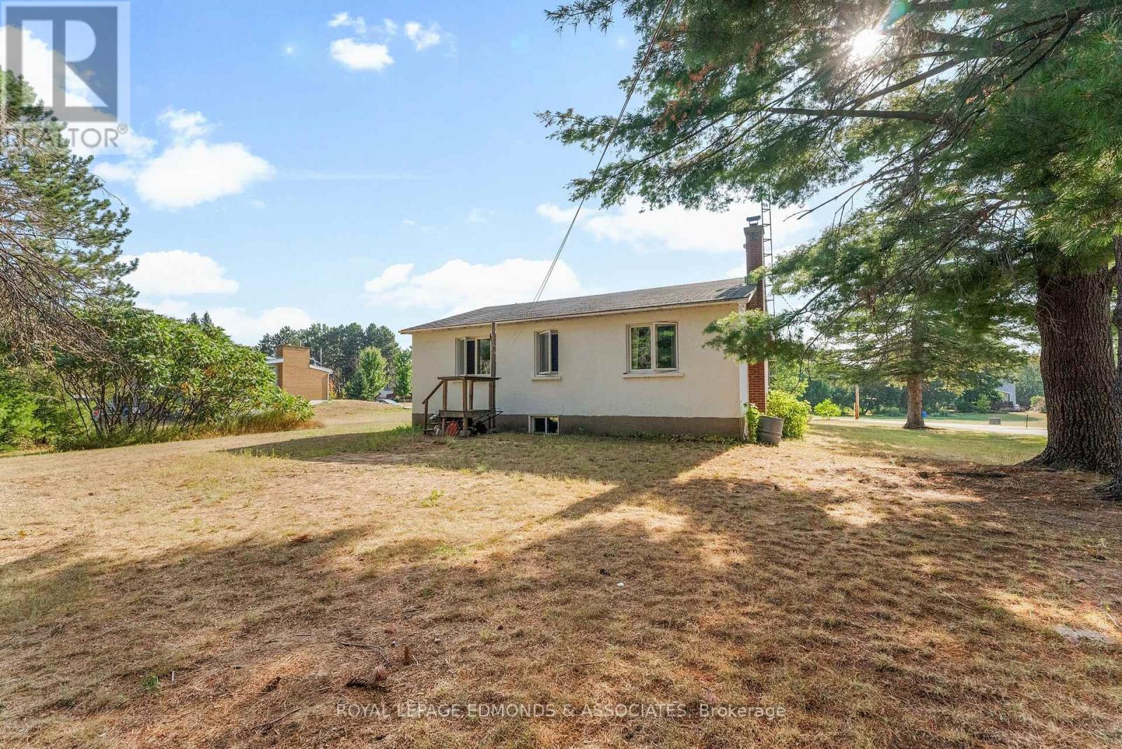 












56 HENRY STREET

,
Killaloe, Hagarty and Richards,




Ontario
K0J2A0

