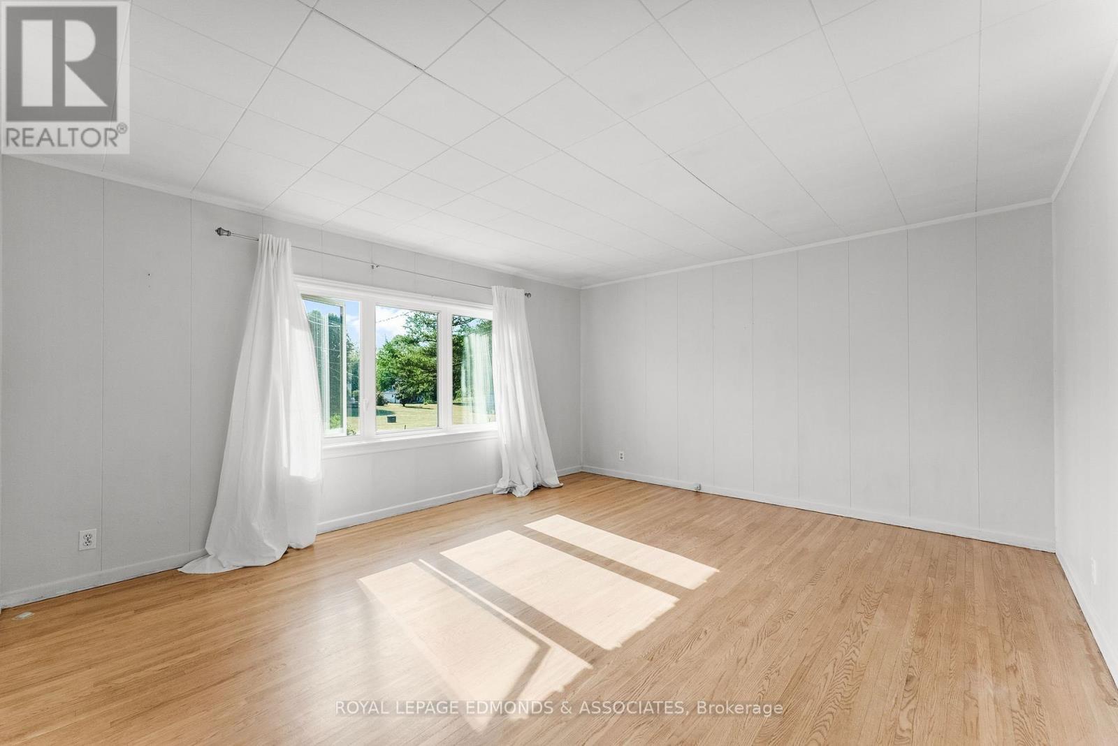 












56 HENRY STREET

,
Killaloe, Hagarty and Richards,




Ontario
K0J2A0

