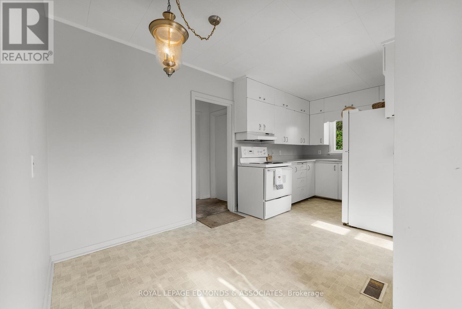 












56 HENRY STREET

,
Killaloe, Hagarty and Richards,




Ontario
K0J2A0

