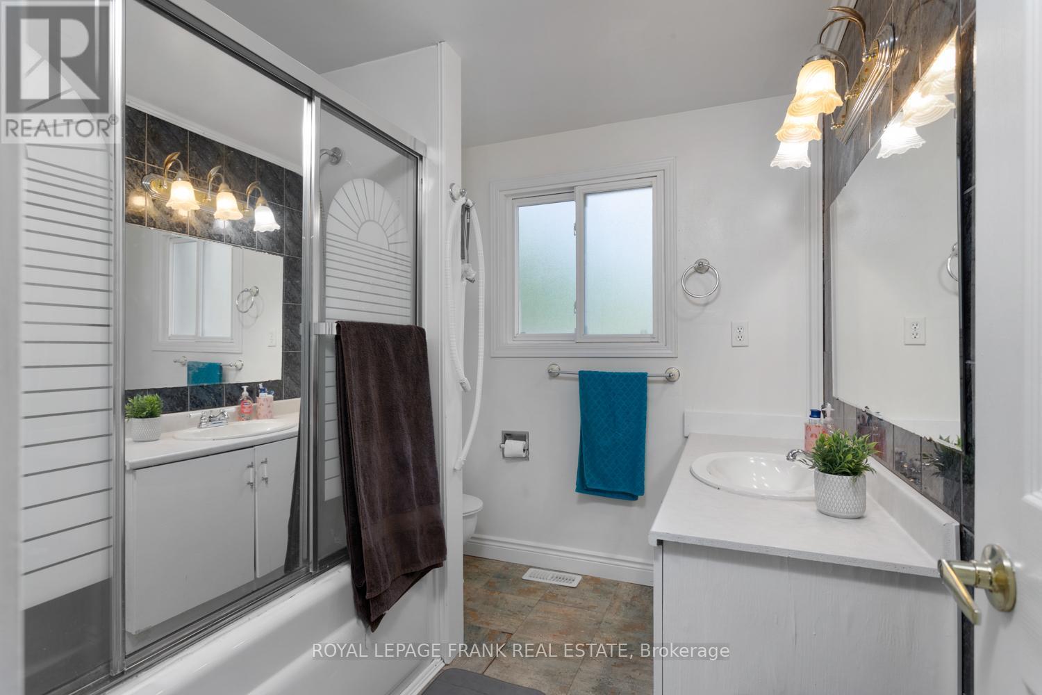 












42 - 700 HARMONY ROAD N

,
Oshawa (Pinecrest),




Ontario
L1K1S2

