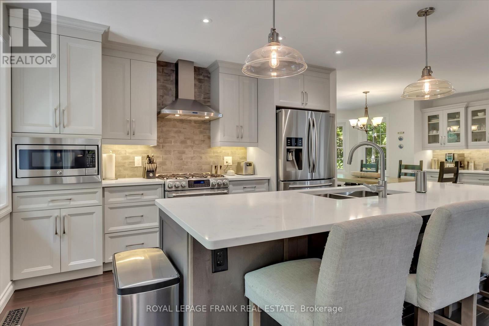 












24 DEER AVENUE

,
Cavan Monaghan (Cavan Twp),




Ontario
L0A1G0

