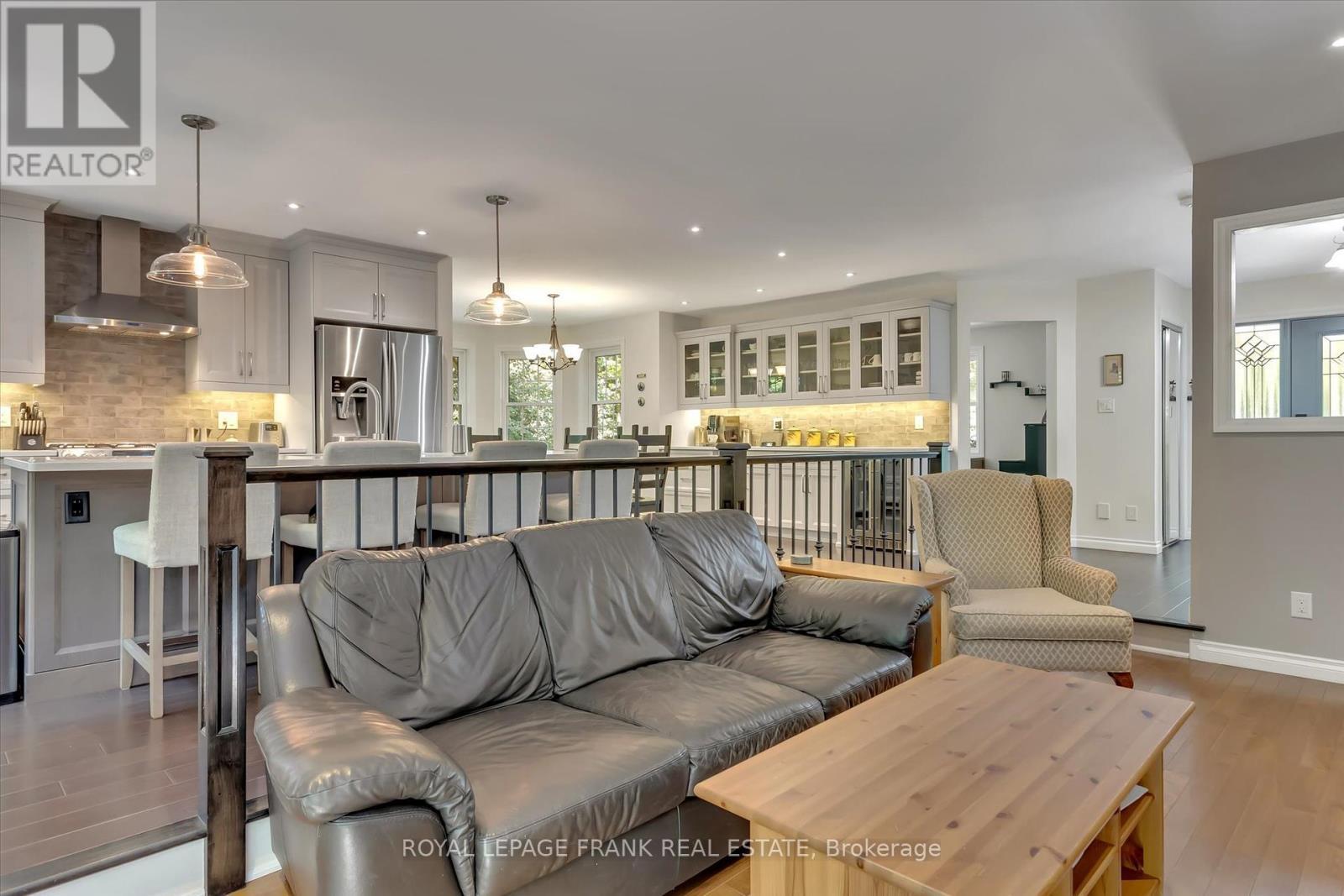 












24 DEER AVENUE

,
Cavan Monaghan (Cavan Twp),




Ontario
L0A1G0

