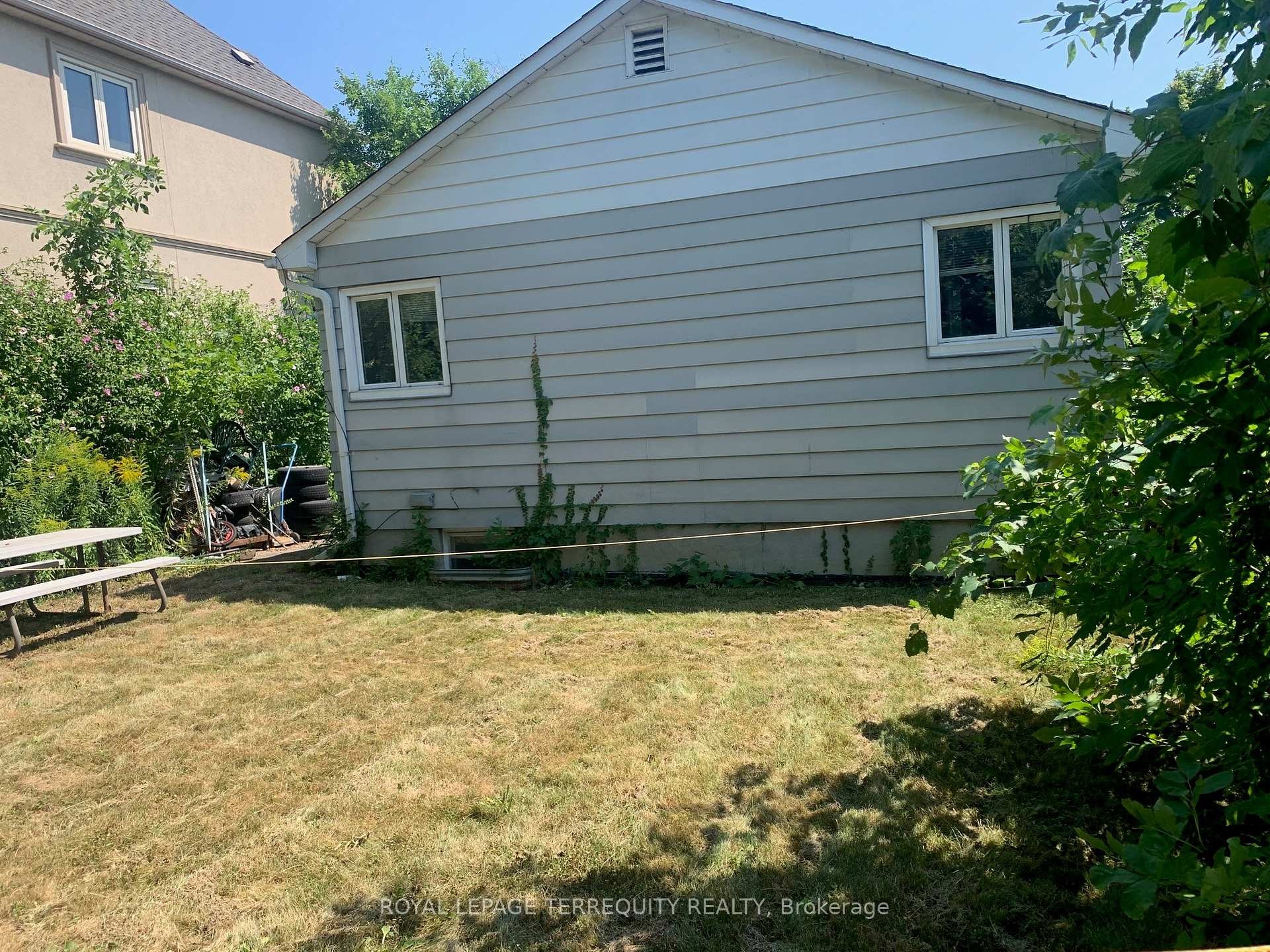 









879


Sixth

Street,
Mississauga,




ON
L5E 1N5

