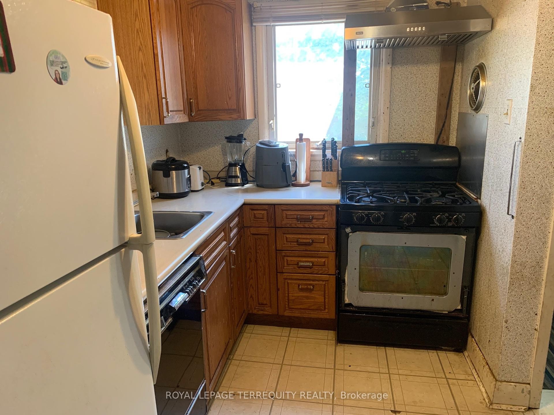 









879


Sixth

Street,
Mississauga,




ON
L5E 1N5

