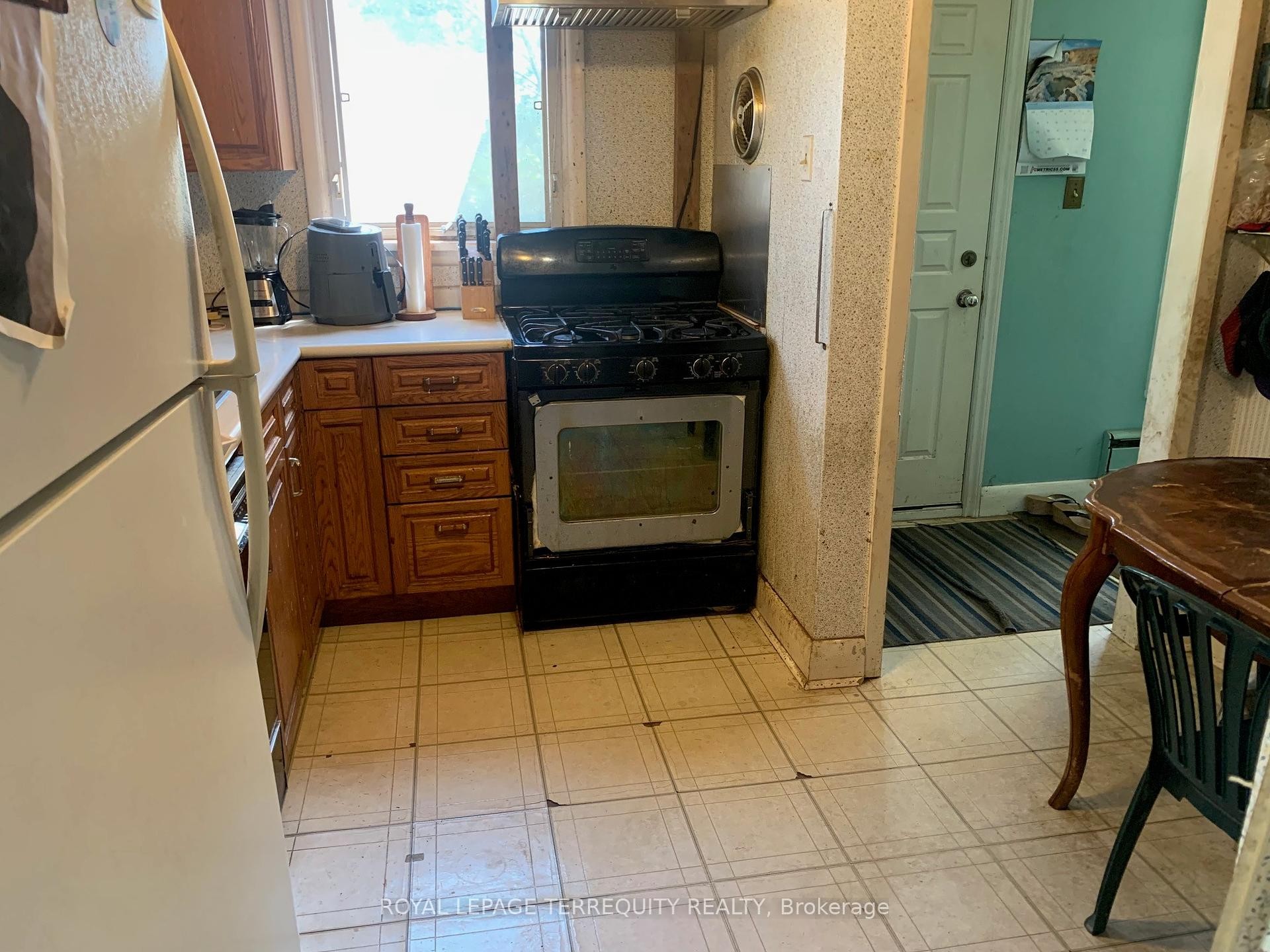 









879


Sixth

Street,
Mississauga,




ON
L5E 1N5

