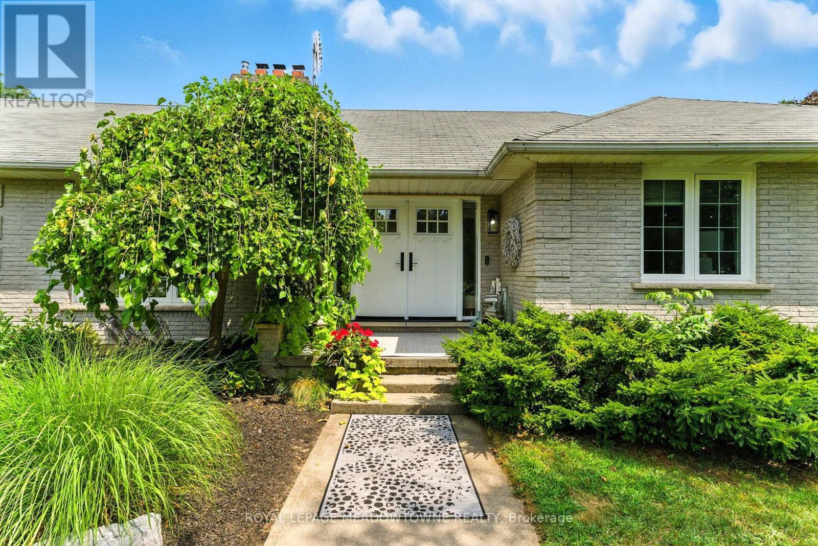 












18 VANSTRAALEN STREET

,
Hamilton,




Ontario
L0R1H3

