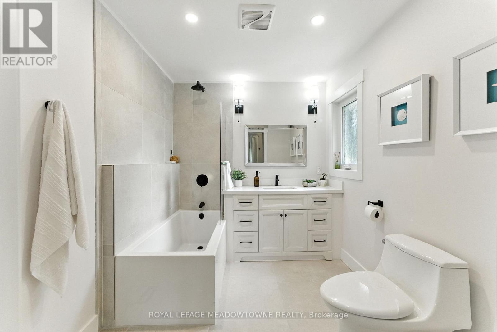 












18 VANSTRAALEN STREET

,
Hamilton,




Ontario
L0R1H3

