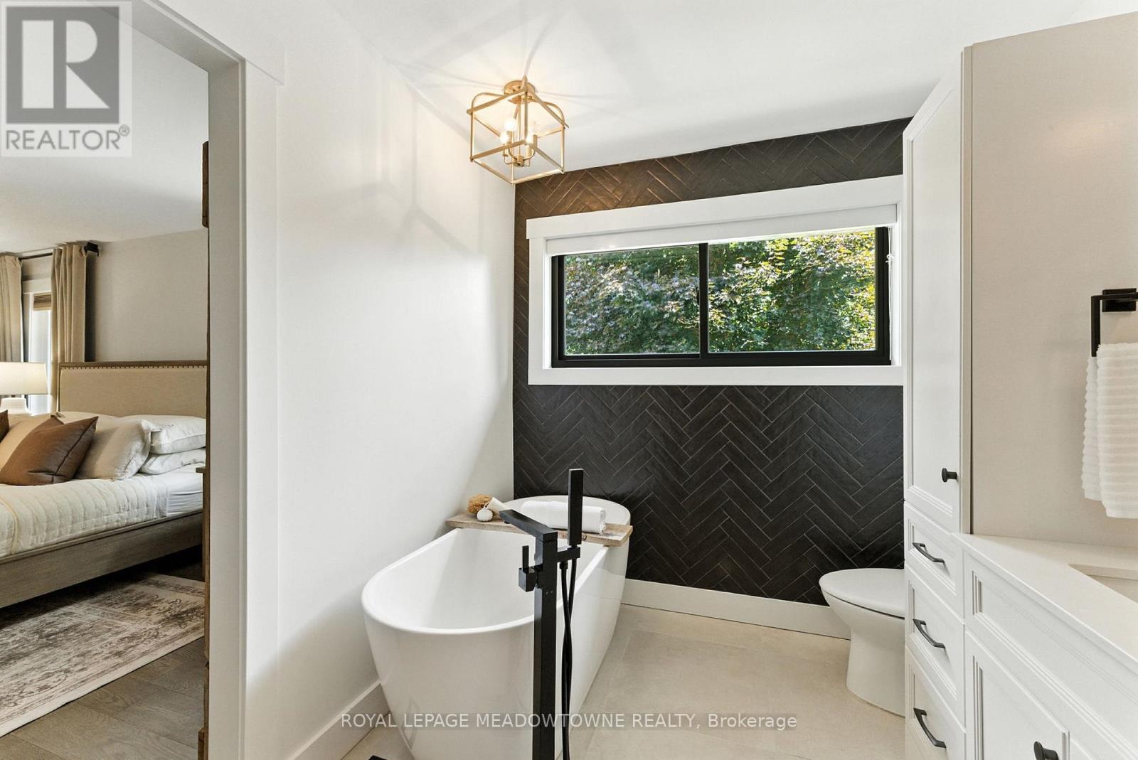 












18 VANSTRAALEN STREET

,
Hamilton,




Ontario
L0R1H3

