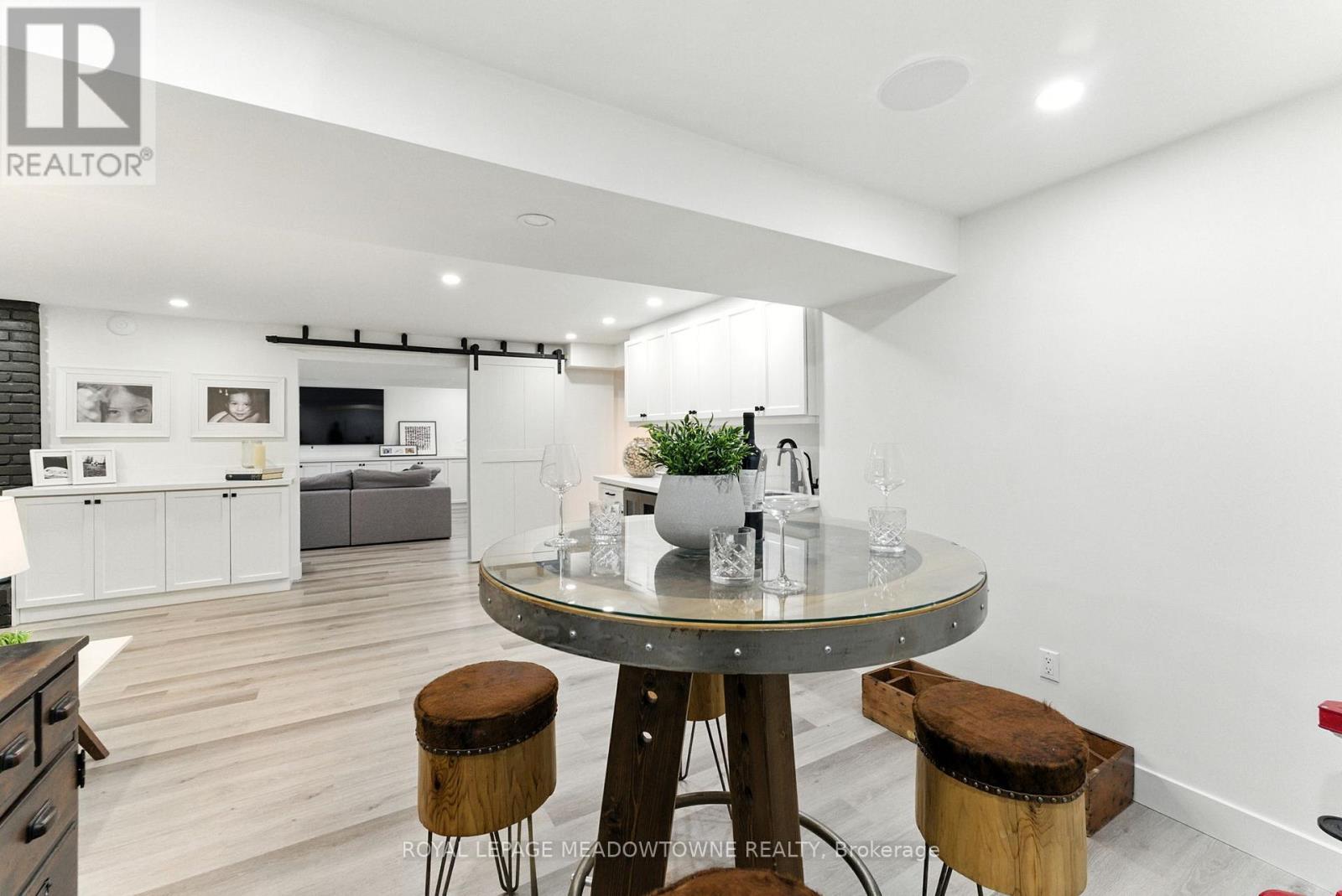 












18 VANSTRAALEN STREET

,
Hamilton,




Ontario
L0R1H3

