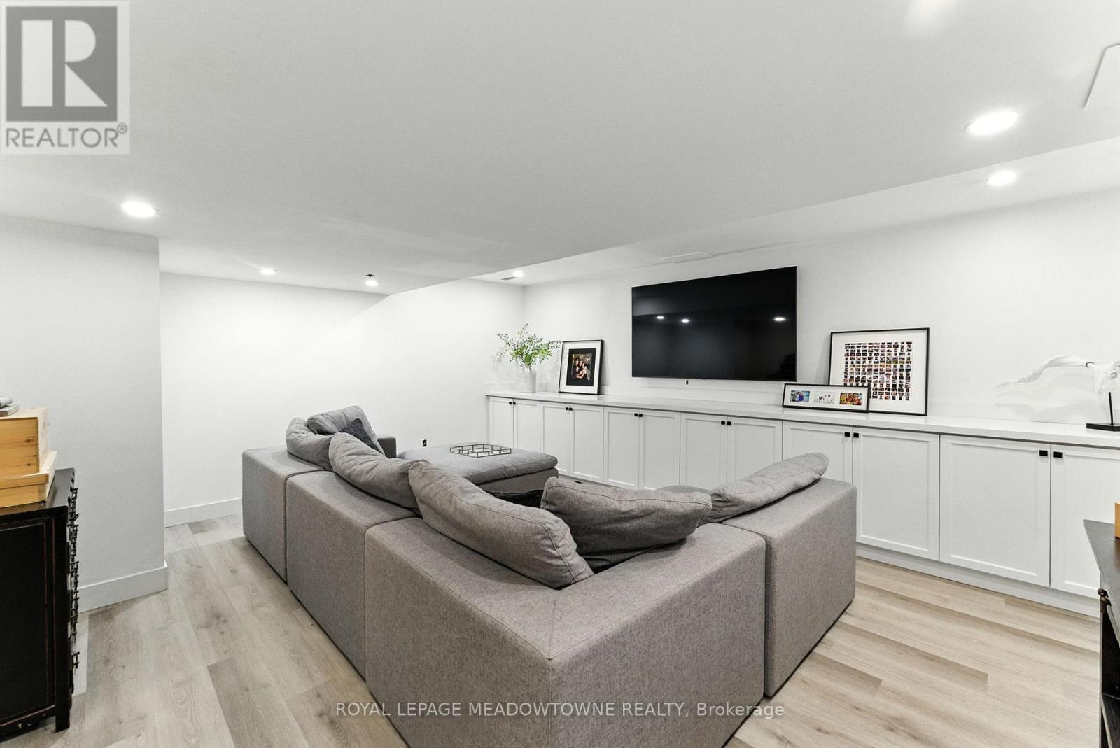 












18 VANSTRAALEN STREET

,
Hamilton,




Ontario
L0R1H3

