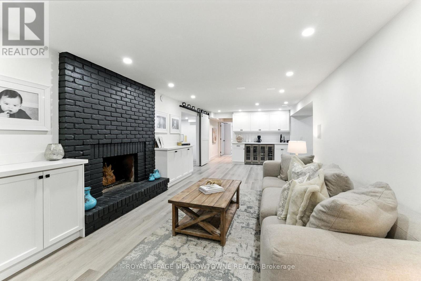 












18 VANSTRAALEN STREET

,
Hamilton,




Ontario
L0R1H3

