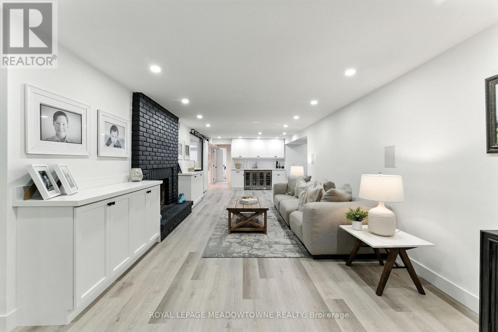 












18 VANSTRAALEN STREET

,
Hamilton,




Ontario
L0R1H3

