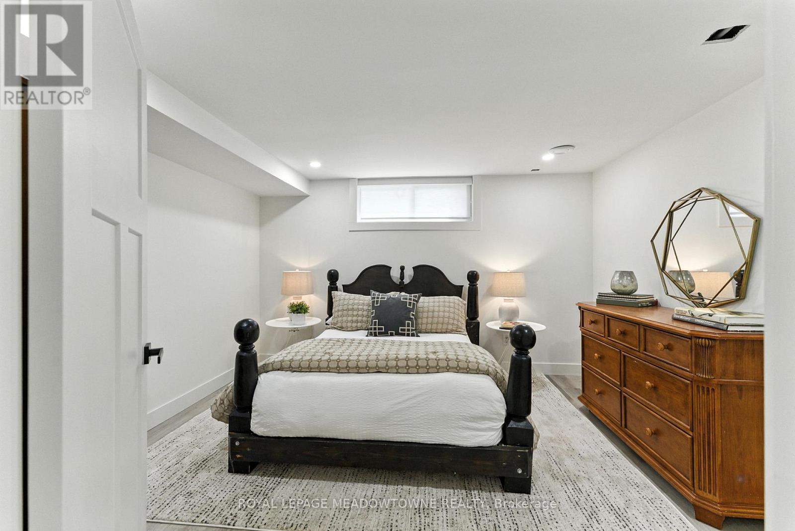 












18 VANSTRAALEN STREET

,
Hamilton,




Ontario
L0R1H3

