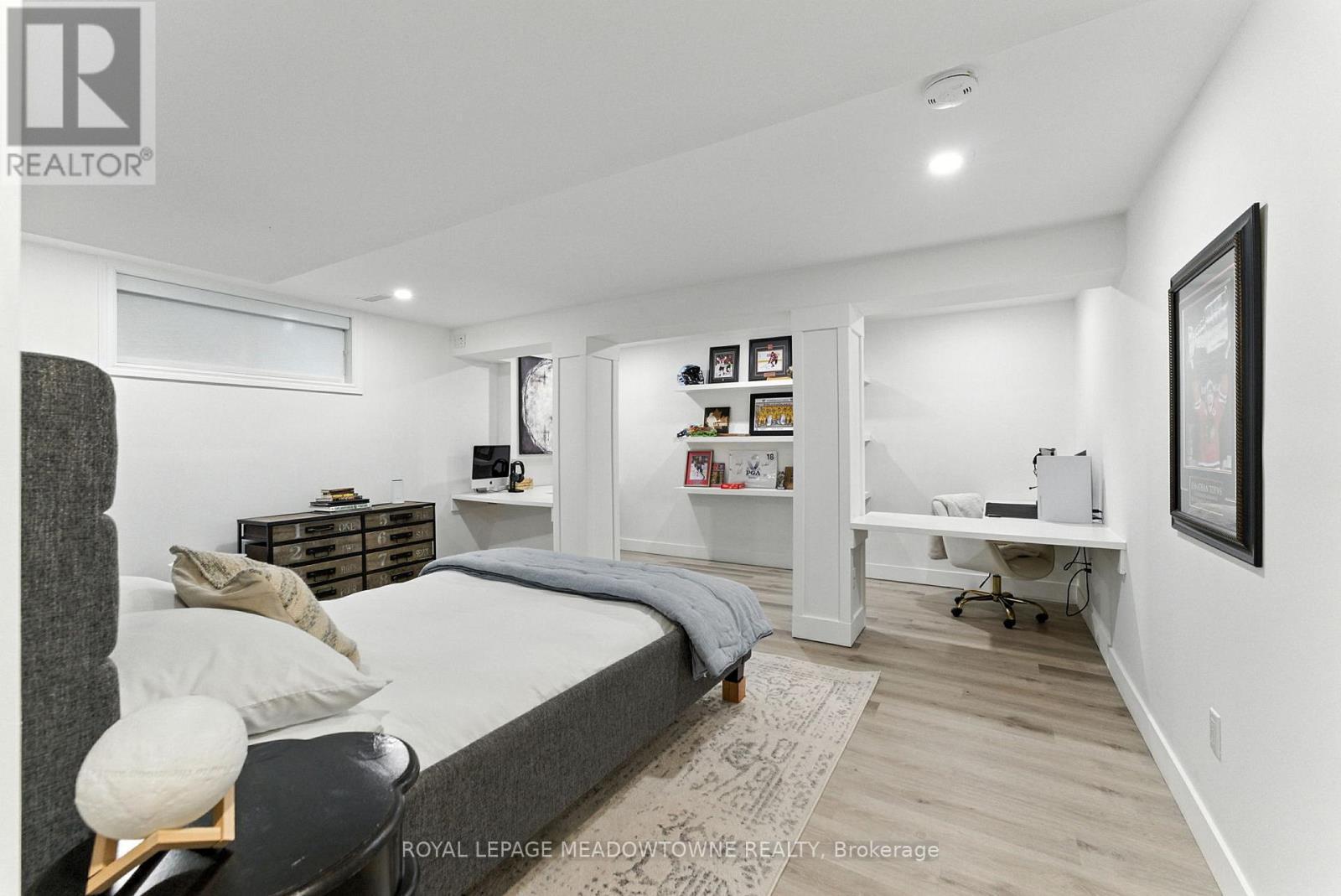 












18 VANSTRAALEN STREET

,
Hamilton,




Ontario
L0R1H3

