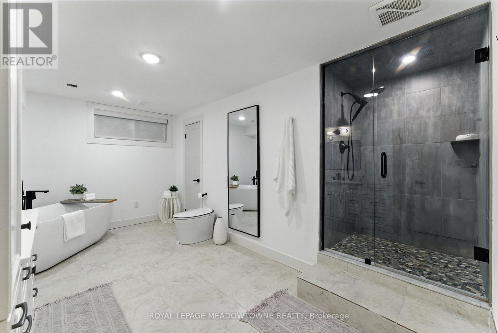 












18 VANSTRAALEN STREET

,
Hamilton,




Ontario
L0R1H3


