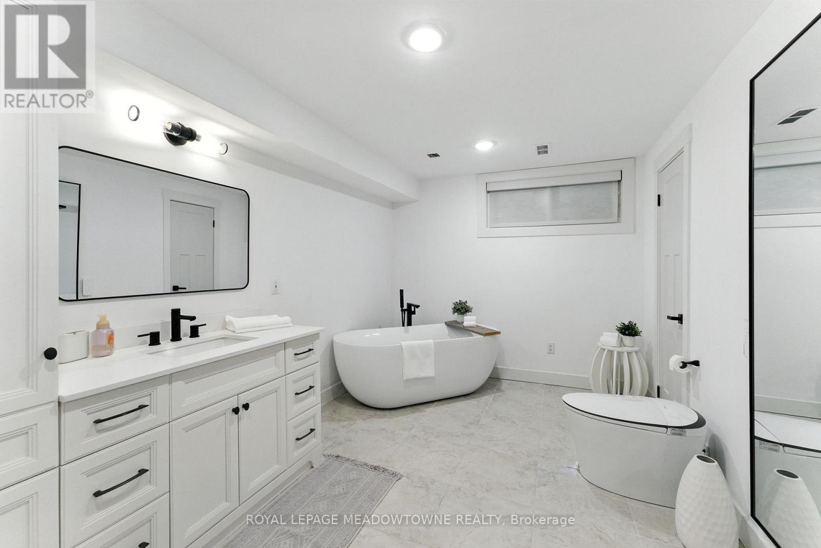 












18 VANSTRAALEN STREET

,
Hamilton,




Ontario
L0R1H3

