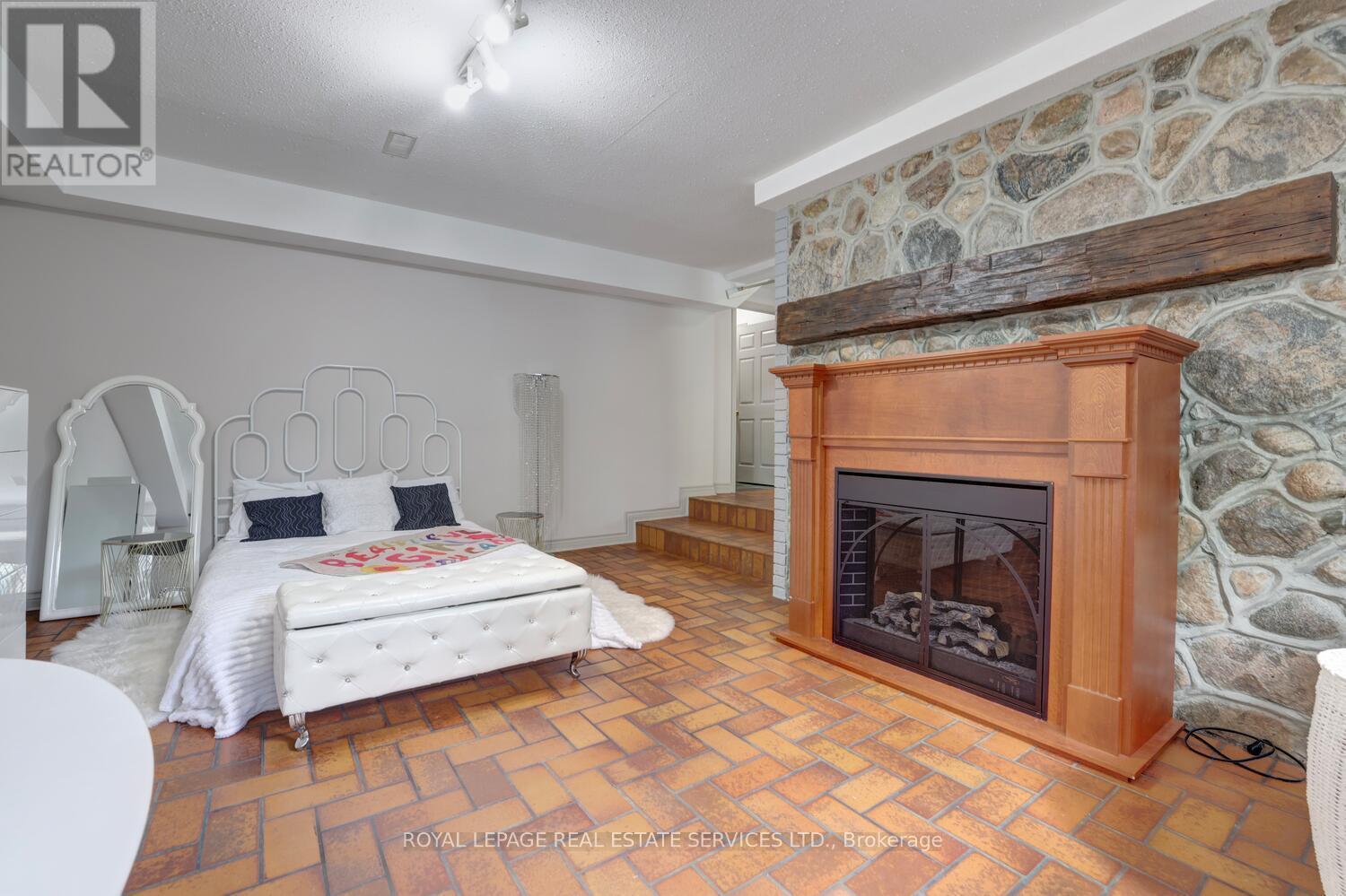 












16 MCCOLL DRIVE

,
Caledon,




Ontario
L7C1J4

