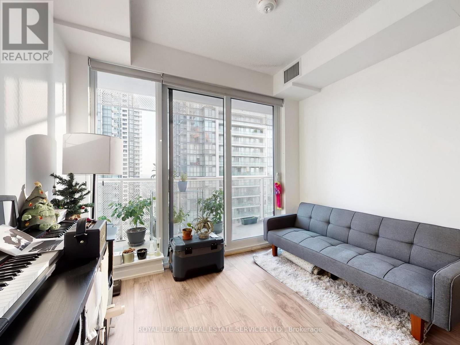 












1612 - 4065 CONFEDERATION PARKWAY

,
Mississauga,




Ontario
L5B0L4


