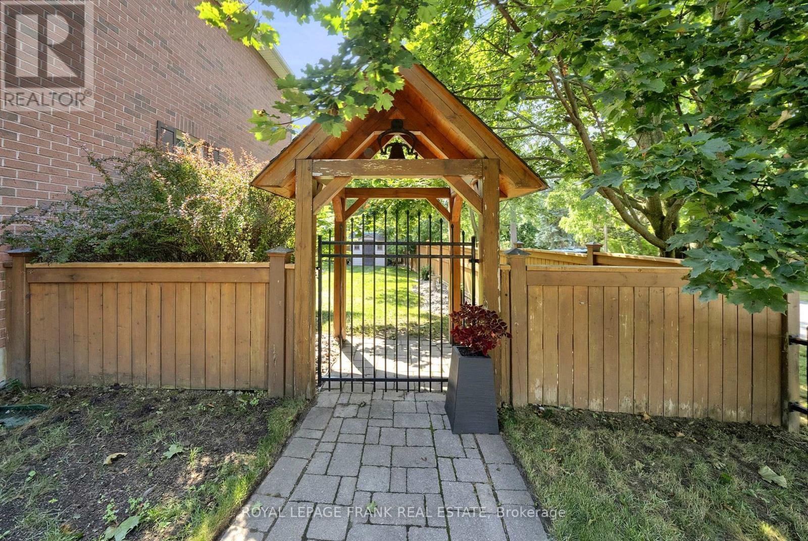 












22 OSGOODE GATE

,
Clarington (Courtice),




Ontario
L1E1V8

