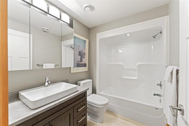 









584


Fraser

RD,
Winnipeg,




MB
R2N 4B4


