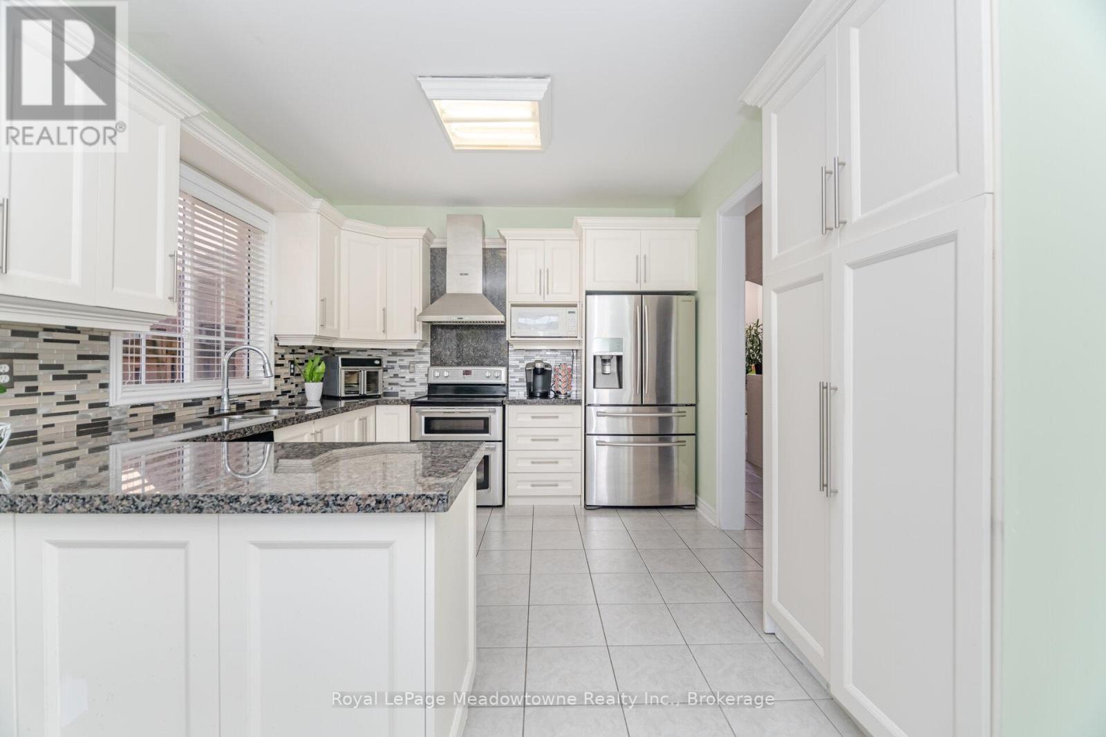












194 MANLEY LANE

,
Milton (DE Dempsey),




Ontario
L9T5N8

